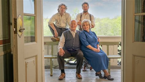 FAMILIEN OFTEBRO SAMMEN PÅ SCENEN: Lang dags ferd .